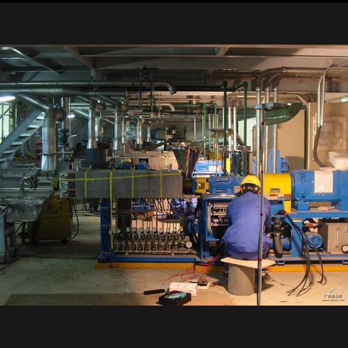 工厂设备维修现场